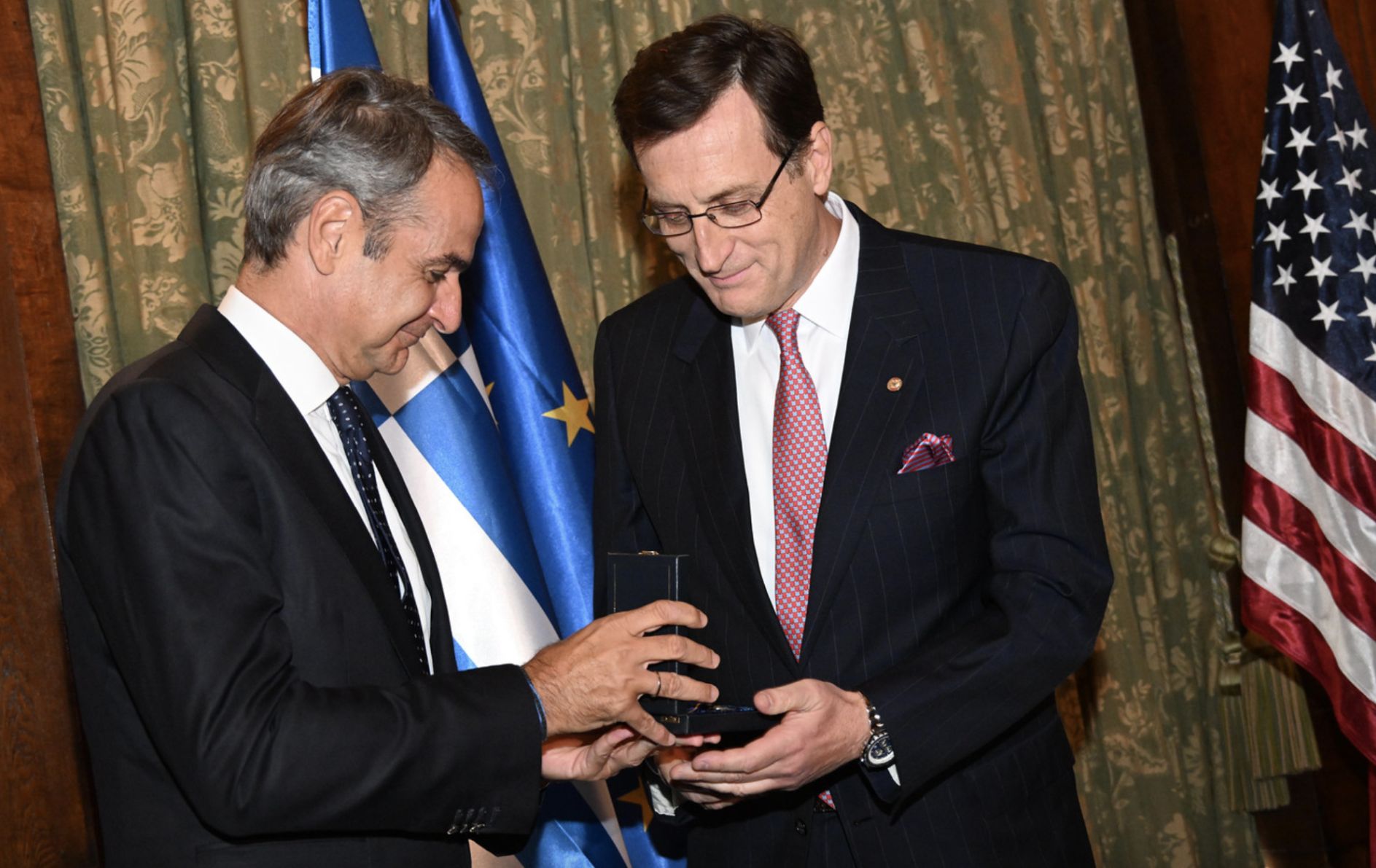 Past HMS President Dr. George Dangas is honored for his service to the Greek communities in the US and Greece by Greek Prime Minister Kyriakos Mitsotakis.