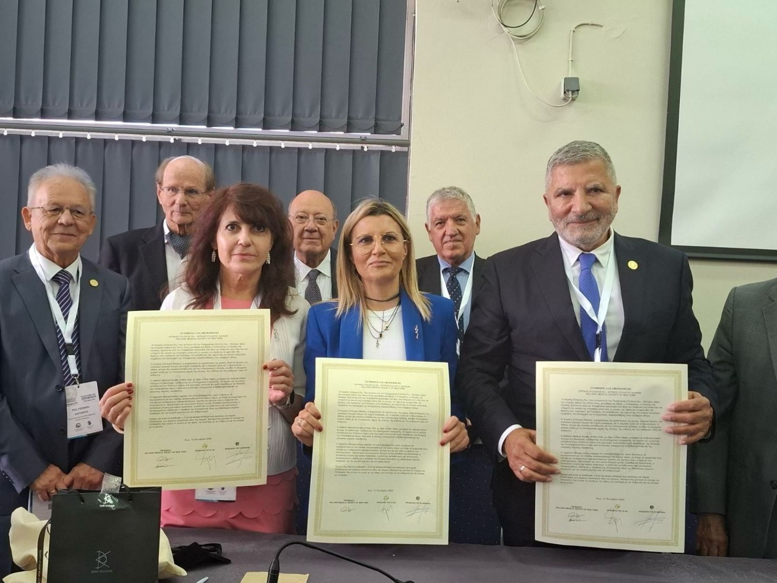 Signing the ΑΔΕΛΦΟΠΟΙΗΣΗ fraternization accord with colleagues in Greece.